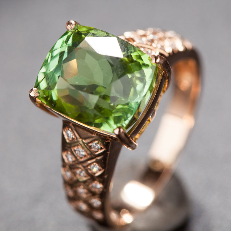 主石5.9克拉 天然稀有全美色泽黄绿碧玺戒指 18k金镶28颗钻石