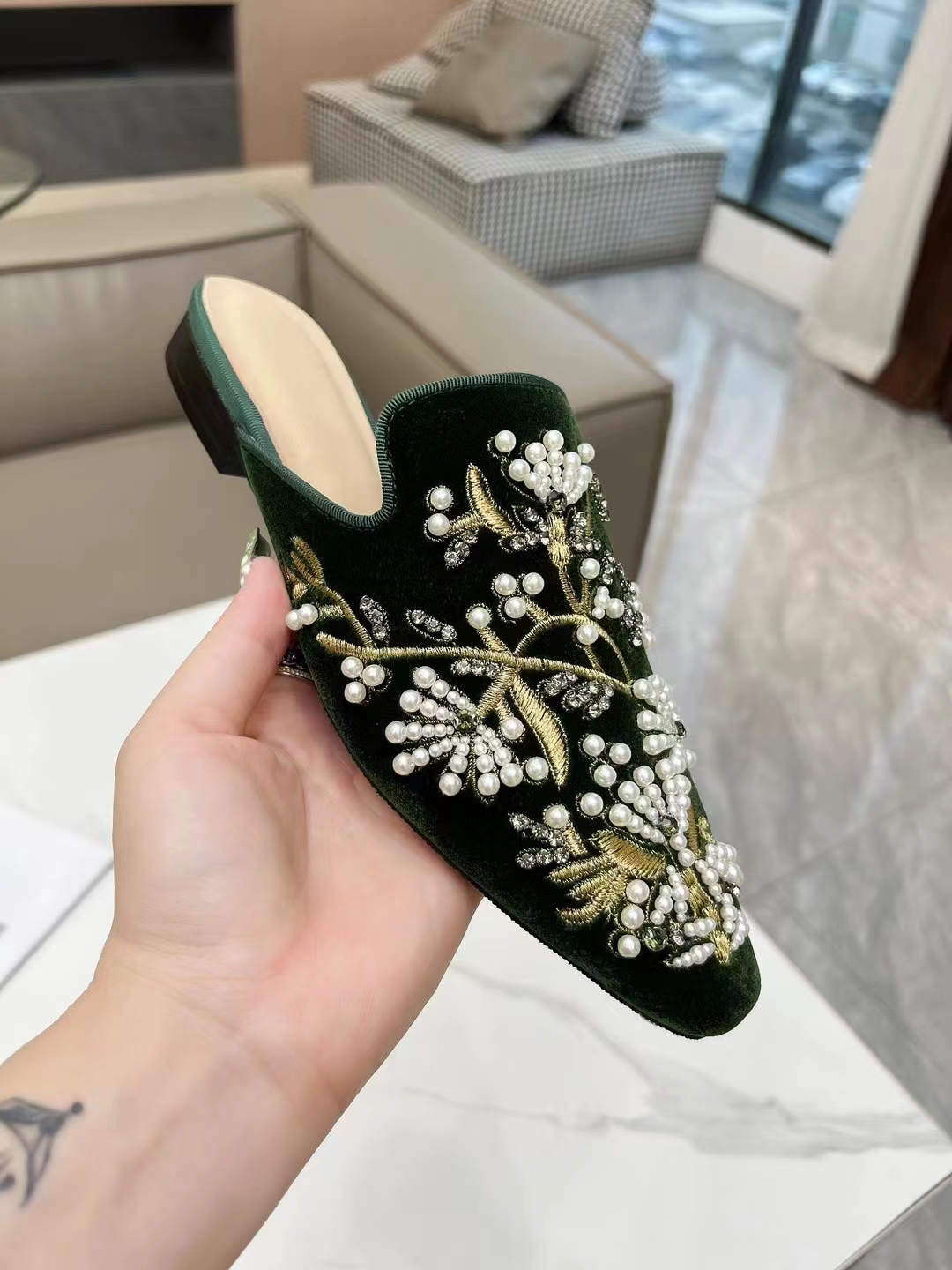 新中式国风包头刺绣半拖鞋女夏季外穿珍珠丝绒尖头复古平底穆勒鞋