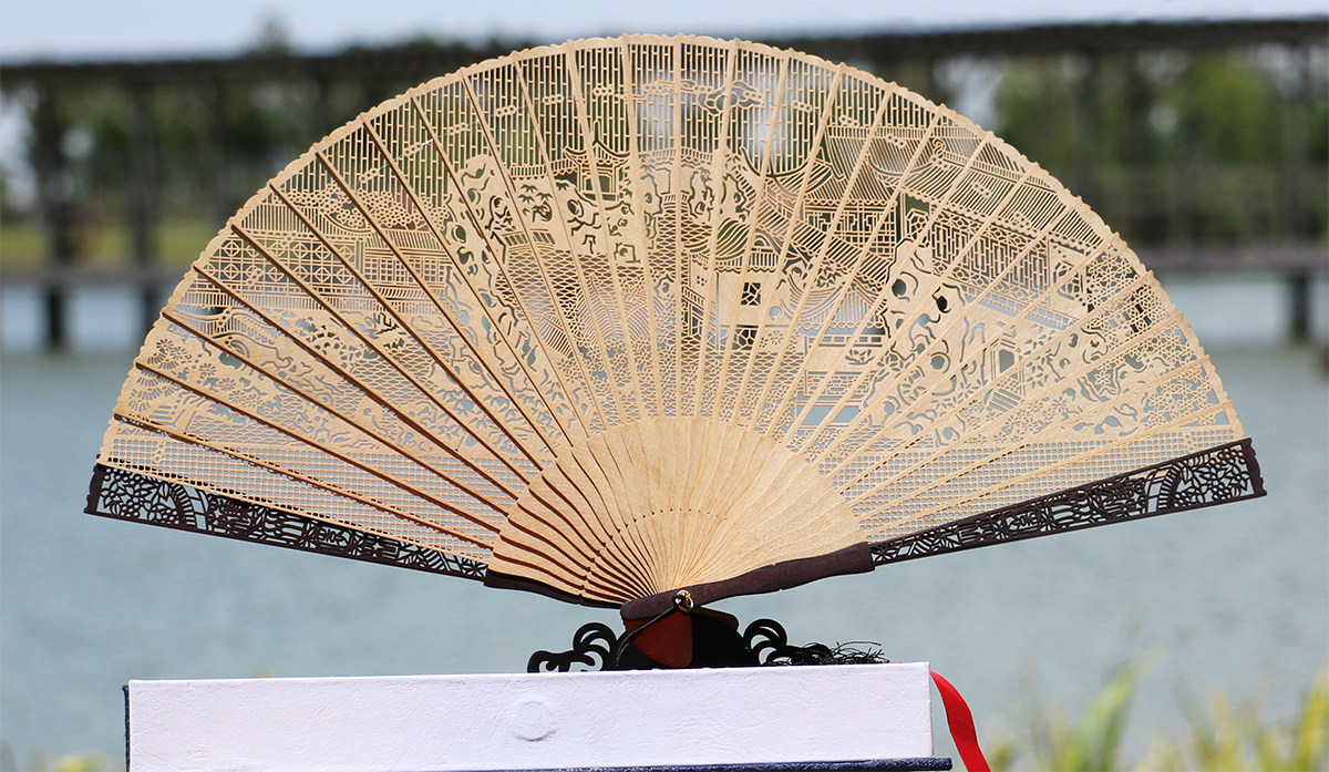 中国风紫檀香木折扇女式古风礼品檀木扇子摆件苏州镂空雕花檀香扇