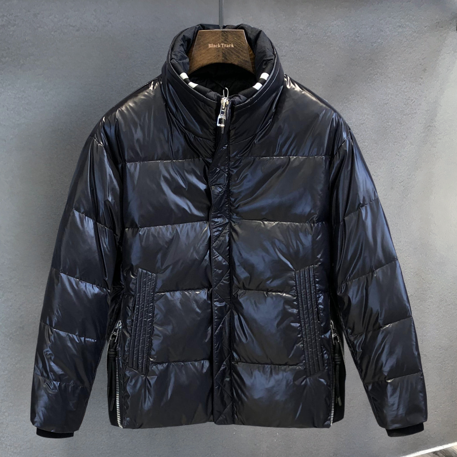 黑色亮面羽绒服男