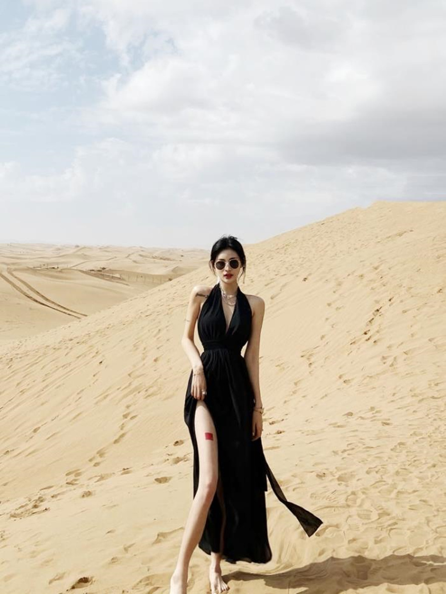 三亚沙漠海边度假沙滩裙露背黑色法式挂脖吊带连衣裙女夏季长裙子