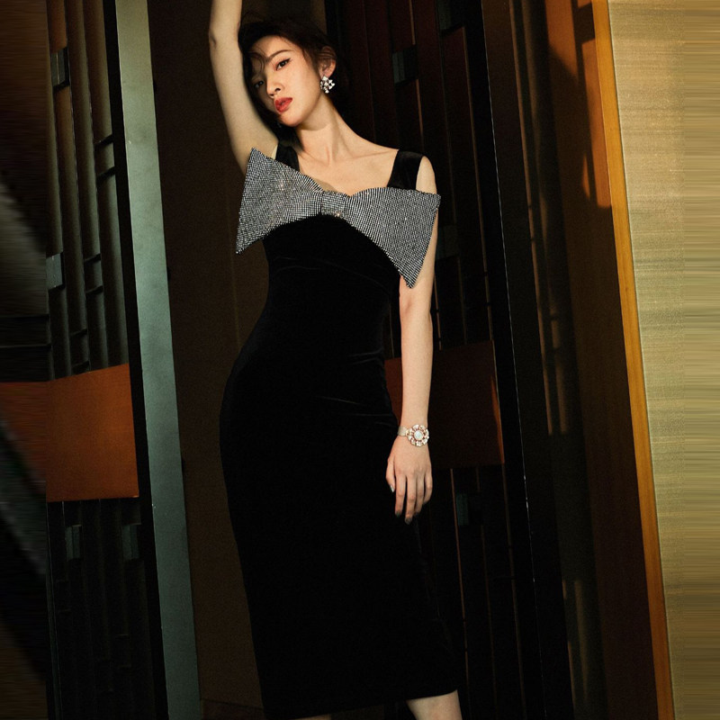 镶钻蝴蝶结露背吊带裙晚宴年会主持人礼服黑色丝绒修身显瘦连衣裙