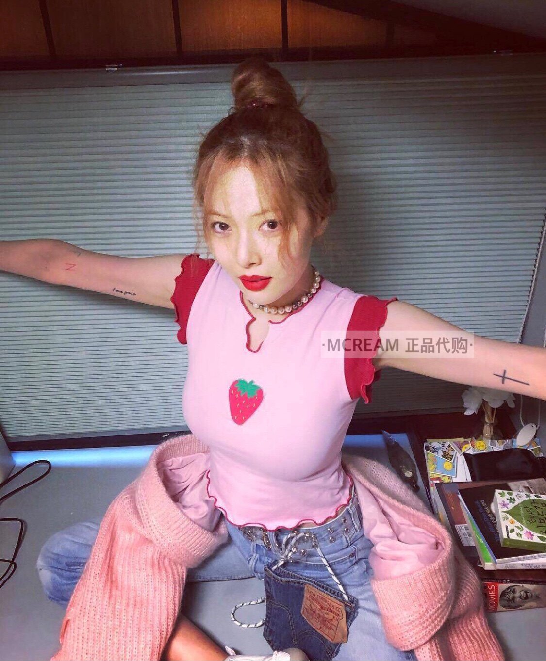 正品unif @甜心草莓 小v领皱边短款上衣 金马儿 泫雅同款!