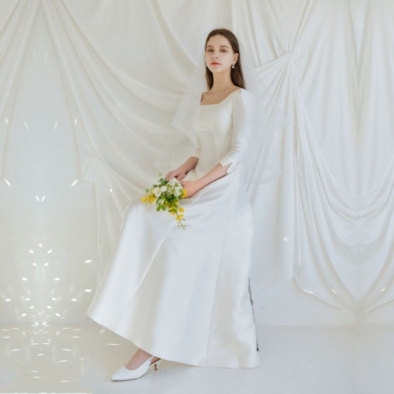 2020年新款复古方领修身简约缎面轻婚纱新娘户外蜜月旅拍纱出门纱