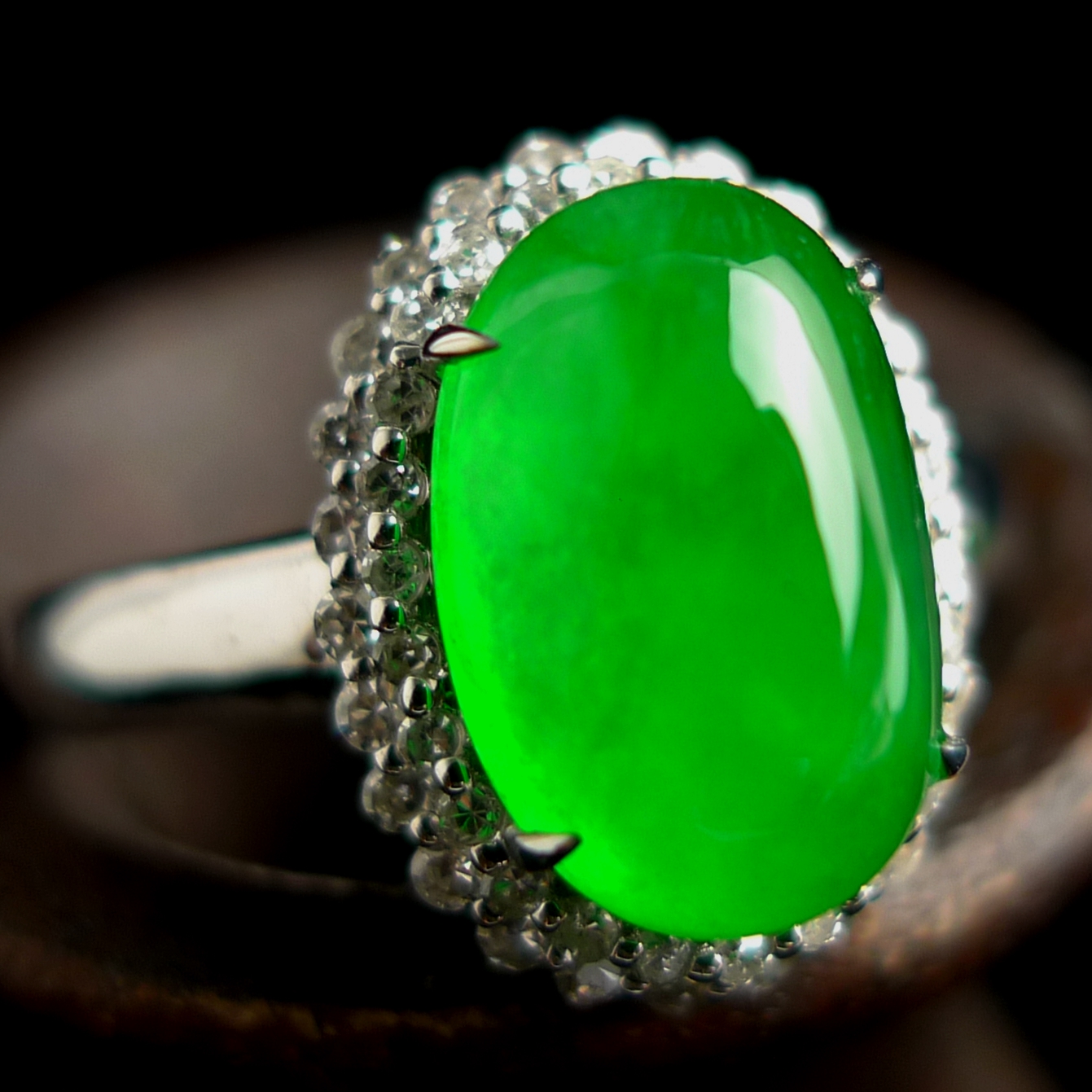a货翡翠 18k白金真钻镶冰阳绿荧光蛋面翡翠戒指 4.98g