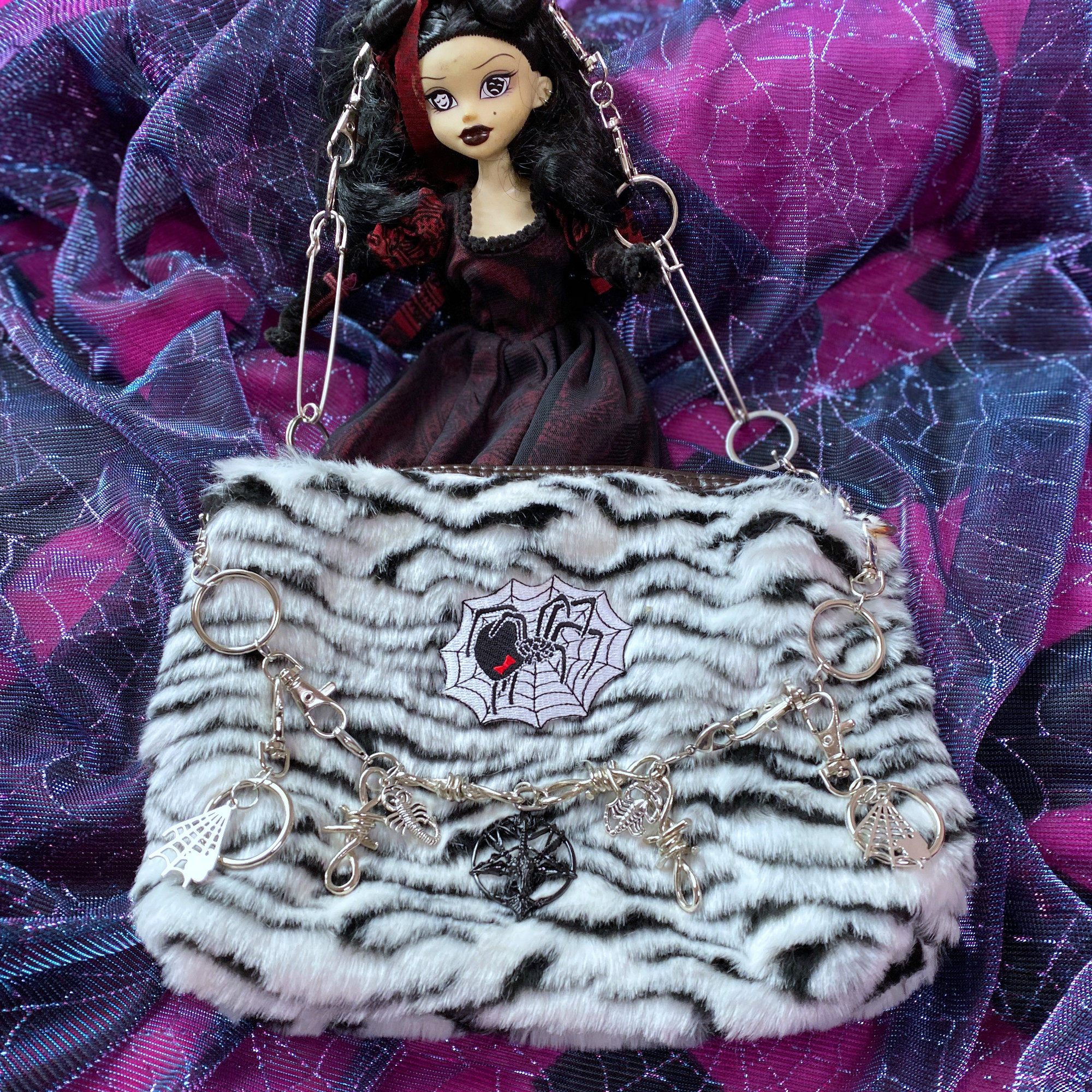 一折花纹女包包_【发电站】自制动物花纹毛绒绒蜘蛛珍珠链条暗黑单肩