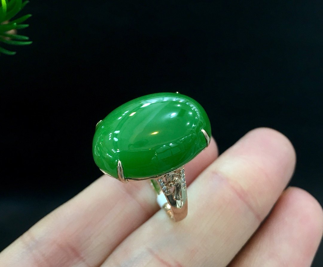 天然新疆和田玉戒指女菠菜绿碧玉蛋面镶嵌18k金指环翡翠玉石送妈