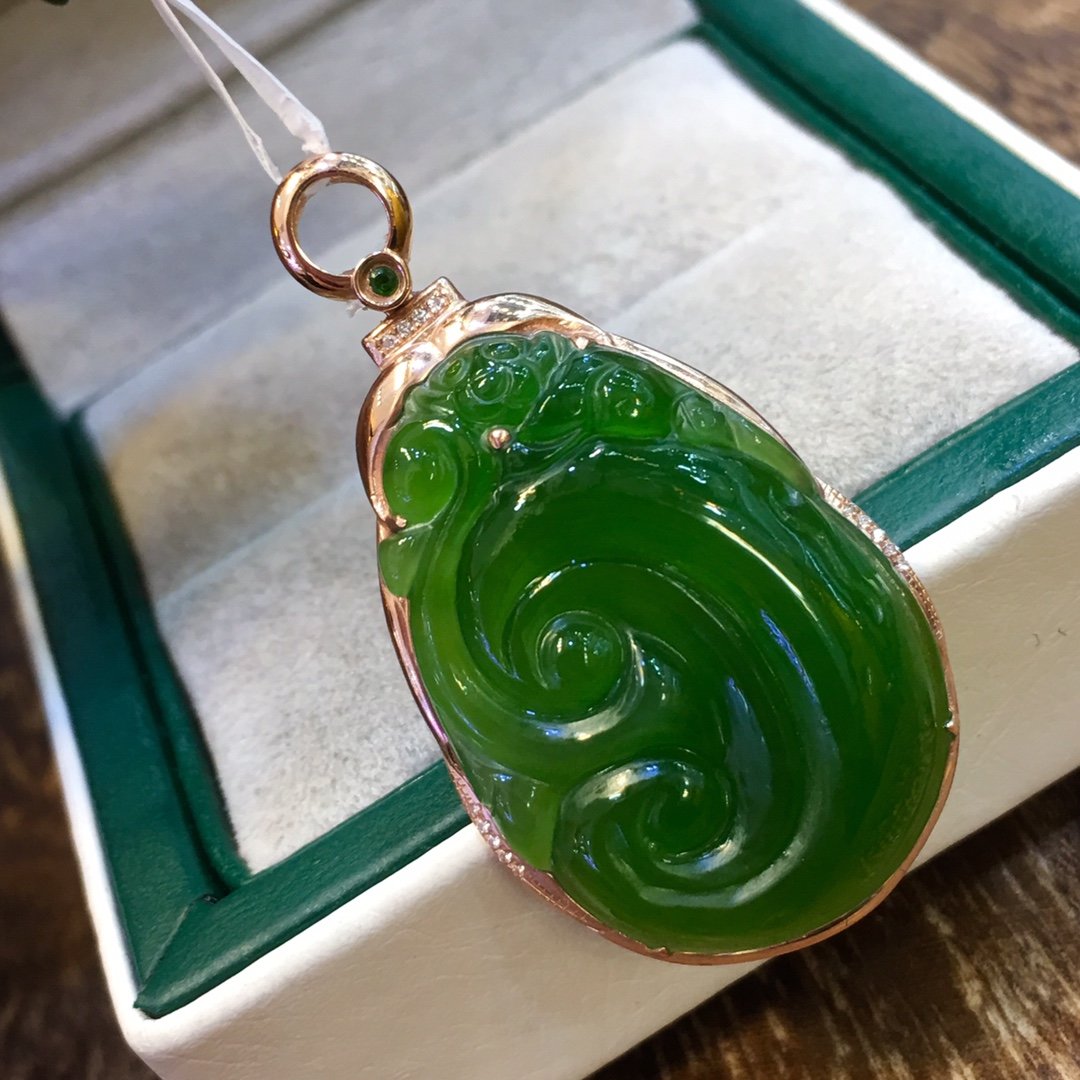 春季新款天然和田碧玉如意镶18k金吊坠菠菜绿碧玉挂件送妈妈礼物