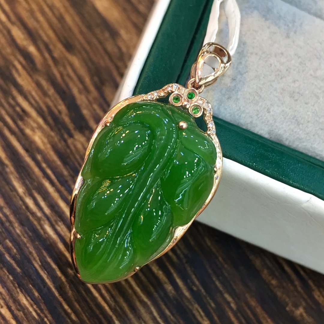 元宵节新品天然和田玉镶18k金吊坠苹果绿碧玉树叶送妈妈生日礼物