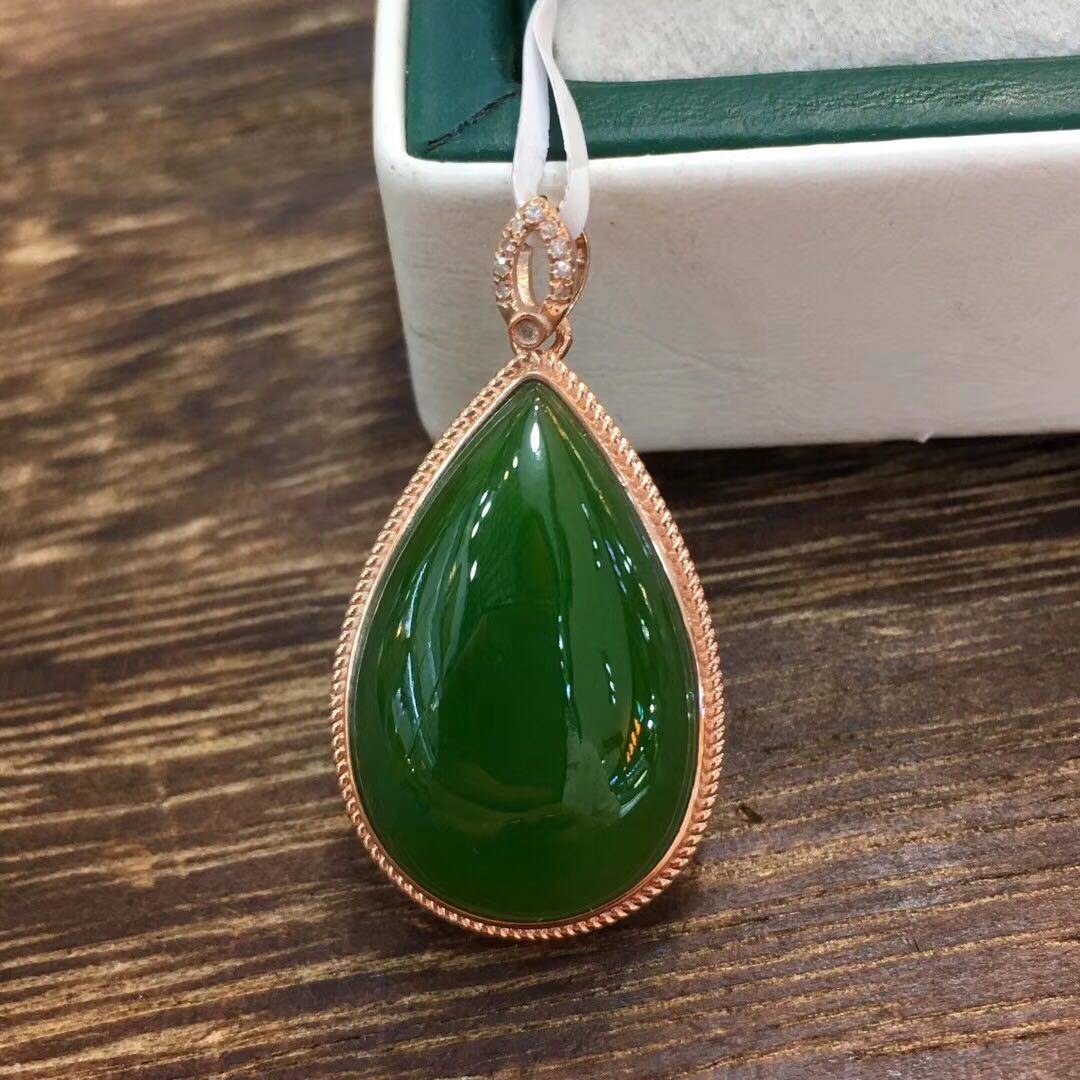 夏季新款天然和田玉水滴吊坠镶18k金女菠菜绿碧玉项链送妈妈礼物