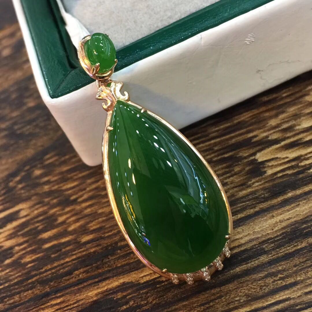 冬季新款天然新疆和田玉镶18k金吊坠女菠菜绿碧玉挂件送妈妈礼物