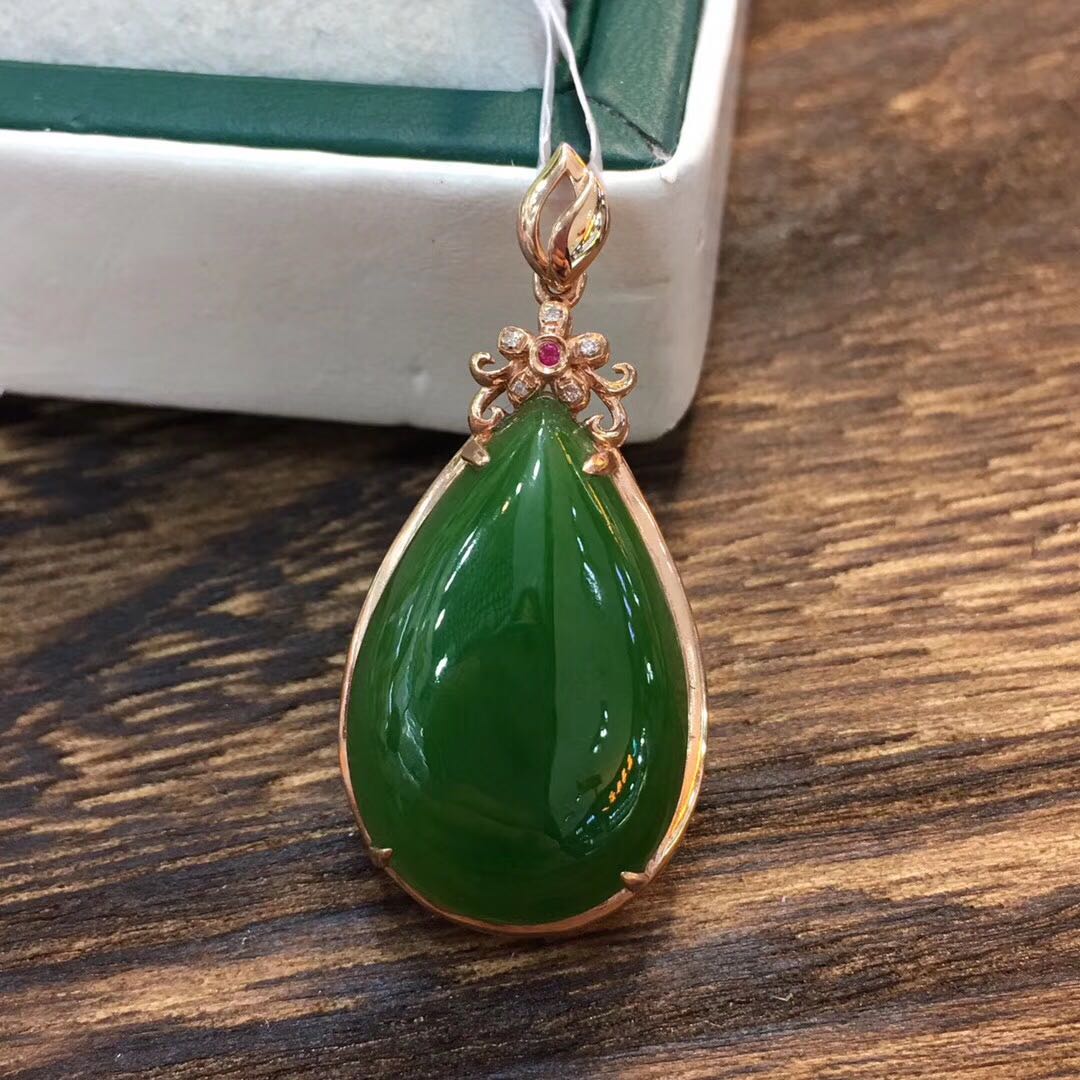 夏季新款天然和田玉水滴吊坠女菠菜绿碧玉项链送妈妈老婆礼物
