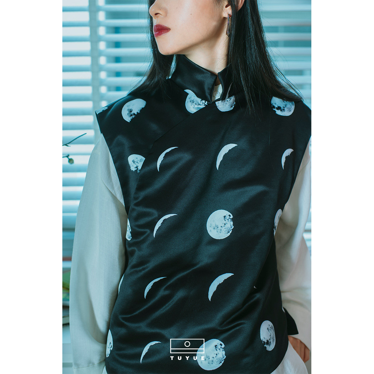 时装周tuyue涂月走秀款月球印花缎面中国风琵琶襟坎肩马甲秋