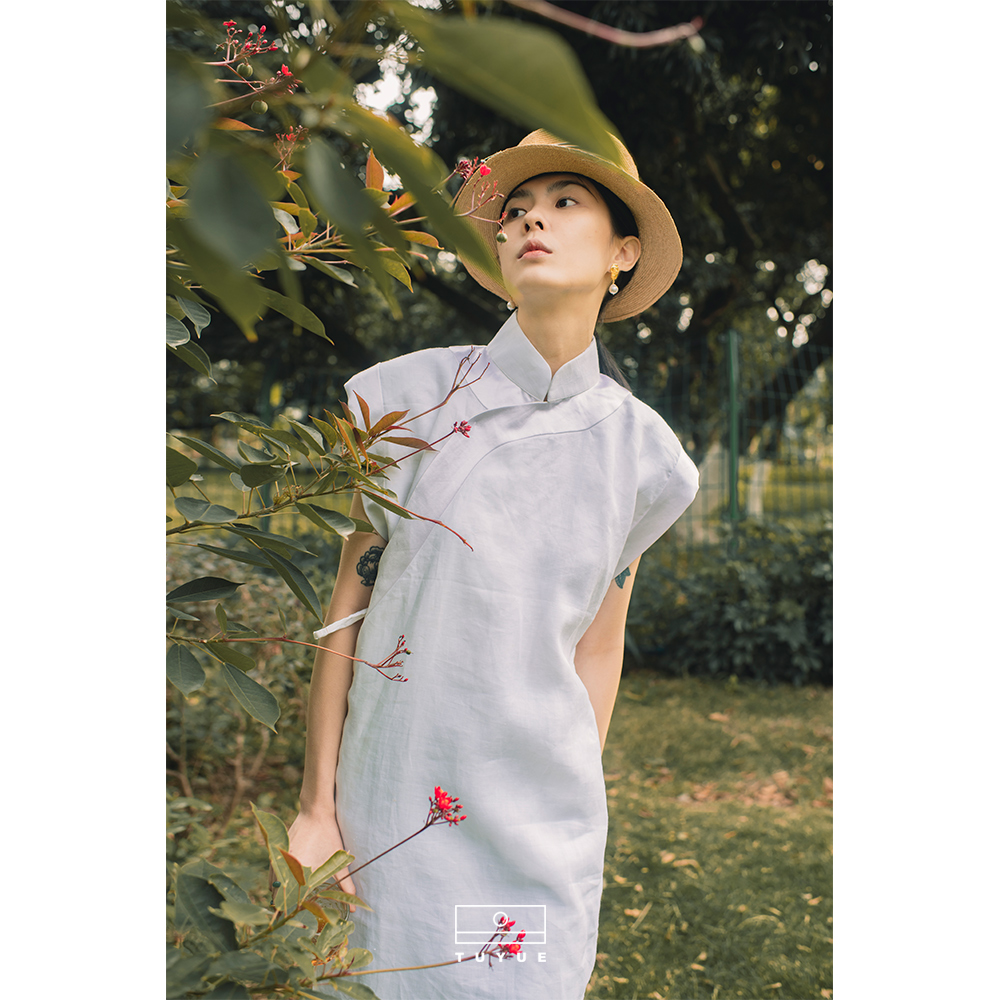 涂月旗舰店的优惠券大全—【时装周】涂月设计白色亚麻旗袍立领系带