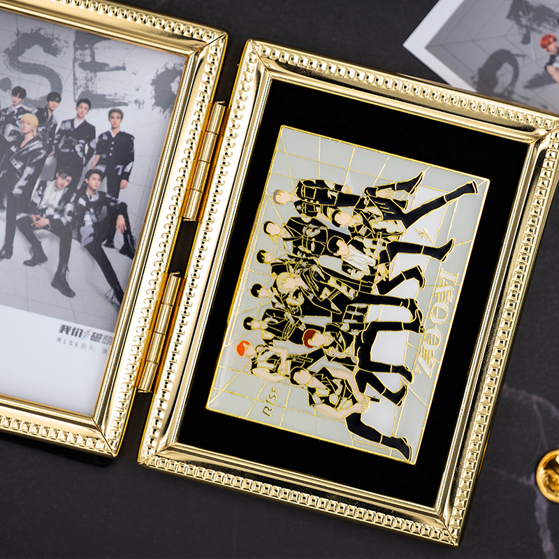 r1se周边告别限定专辑zoom金属徽章应援同款何洛洛周震南演唱会