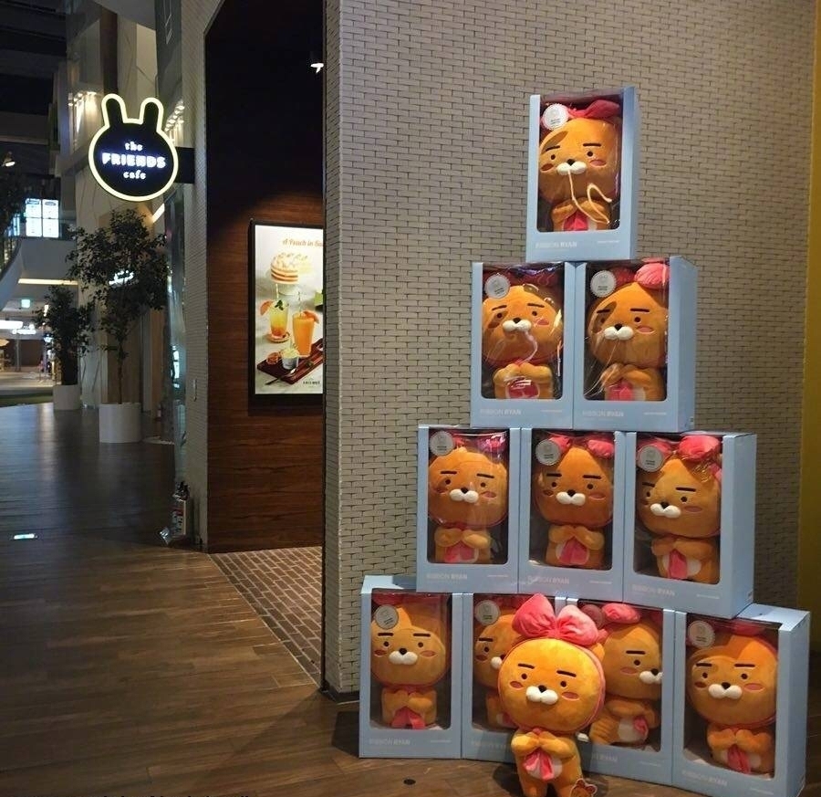 KAKAO FRIENDS 蝴蝶结Ryan玩偶60cm 毛绒玩偶玩具在类目 玩具/童车/益智/积木/模型, 毛绒布艺类玩具中 - 来自Buy2taobao.com提供专业的淘宝代购服务