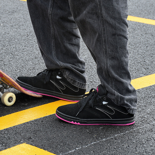 极路客蚁系列黑粉色秋冬新款牛反毛皮男女低帮耐磨减震专业滑板鞋
