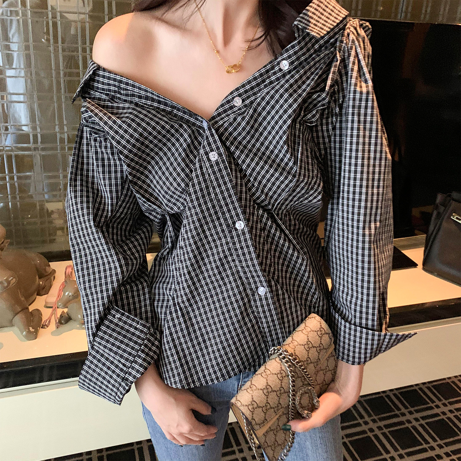 一折不规则衬衣漏肩_the handle立裁扭缝不规则漏肩收腰衬衫女设计感