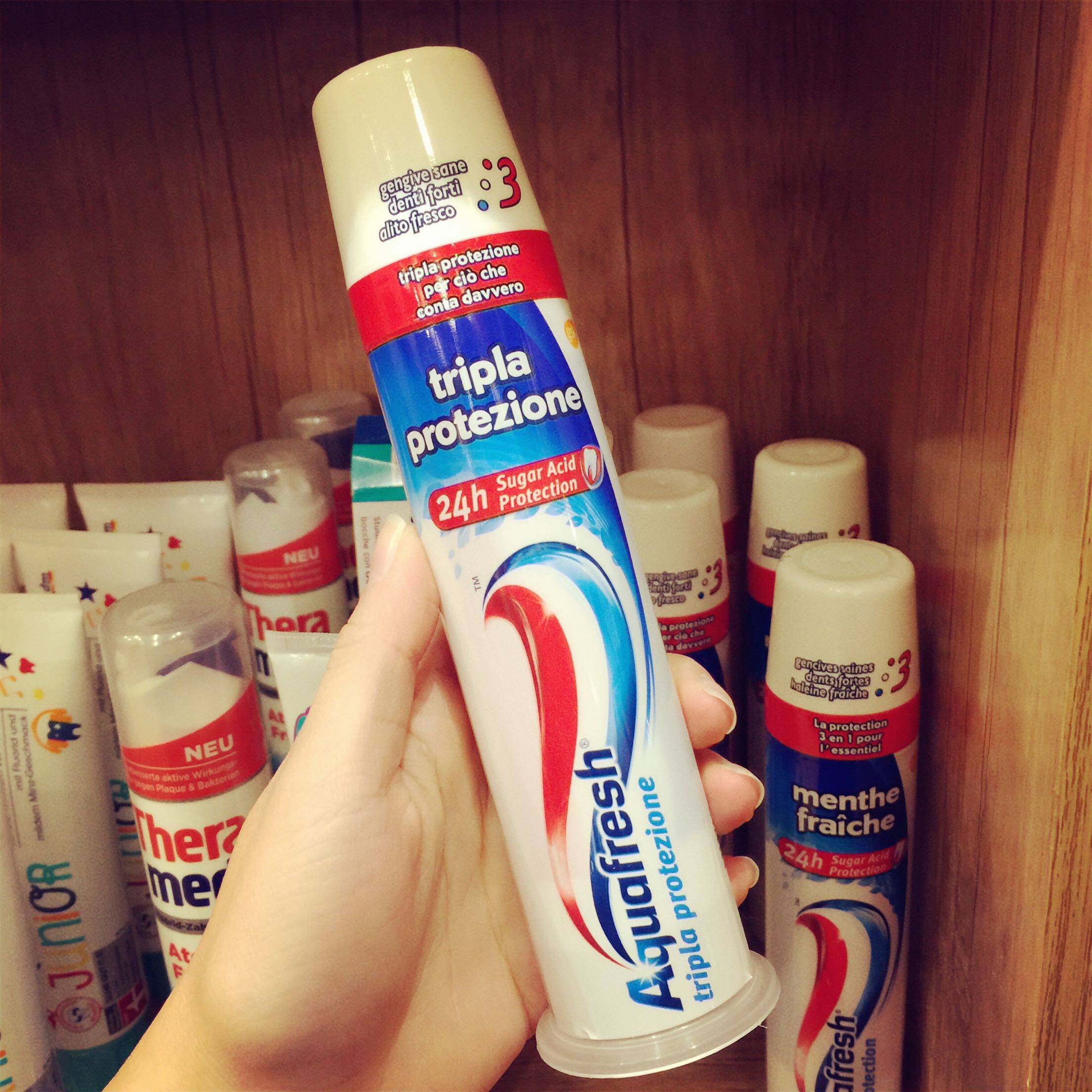 热销牙膏进口 按压式 去烟渍_意大利进口aquafresh去口臭烟渍去黄三色