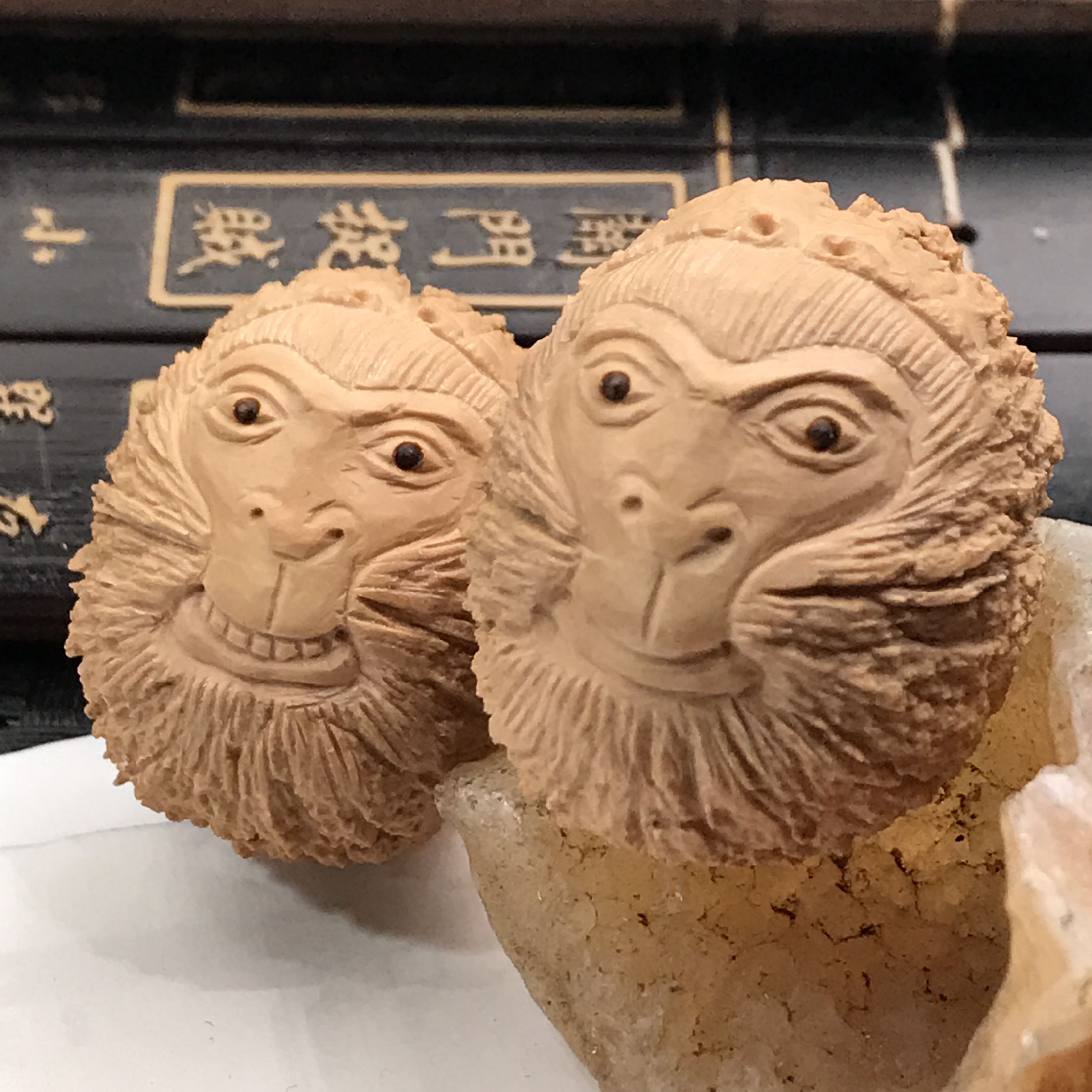 特价核桃文玩 一对_文玩核桃手把件美国野生猴头雕刻齐天大圣手把件一