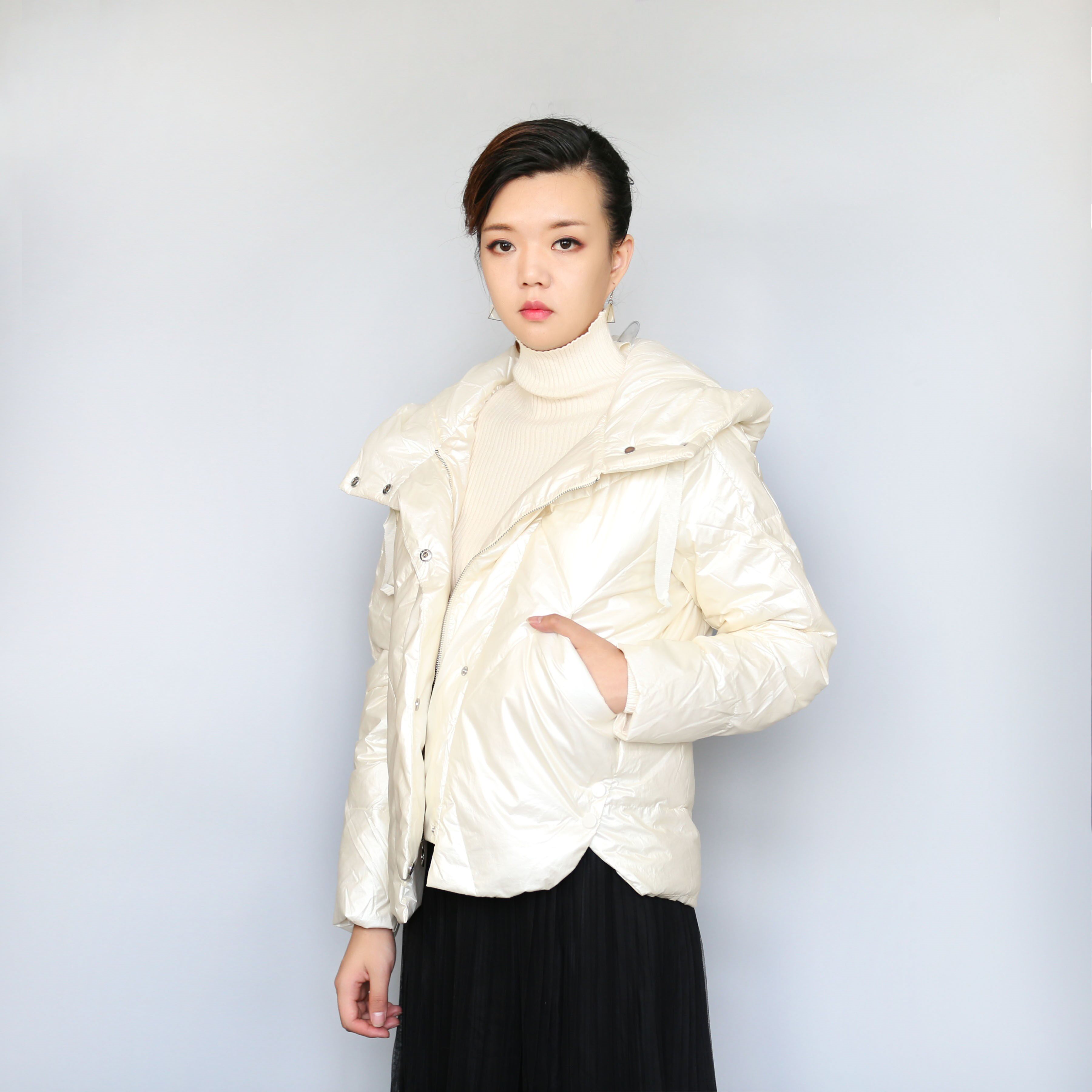 十八淑女坊保暖冬季新款韩版时尚宽松休闲亮面连帽短款羽绒服女