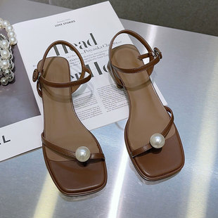 珍珠凉鞋2024年新款女夏季百搭不累脚粗跟夹趾一字带法式罗马凉鞋