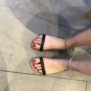 2019年夏季新款细带休闲简约一字带扣平底松紧套脚露趾罗马女凉鞋