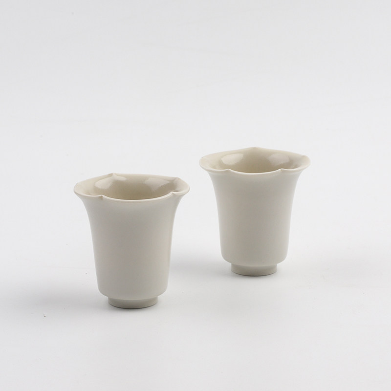 挑雪文人茶器张雪手作凌霄闻香杯暖白釉花口岩茶手工品茗杯30毫升