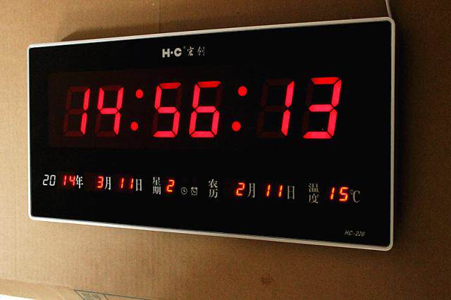 宏创万年历电子钟表家用挂钟客厅中式时钟挂墙表夜光静音数字挂表