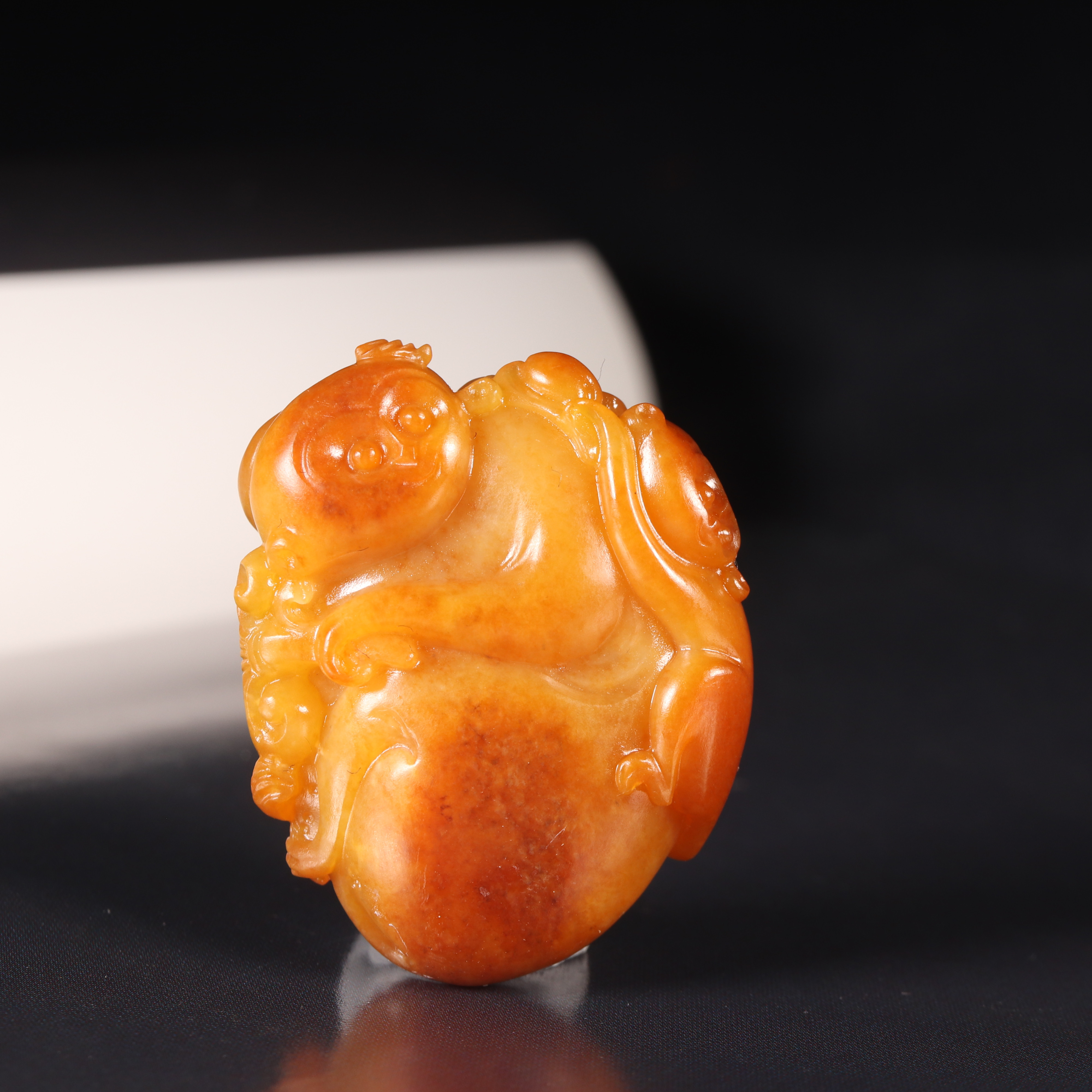 在售新疆和田玉黄沁籽料玉石玉坠挂件生肖灵猴老熟油沁籽独籽