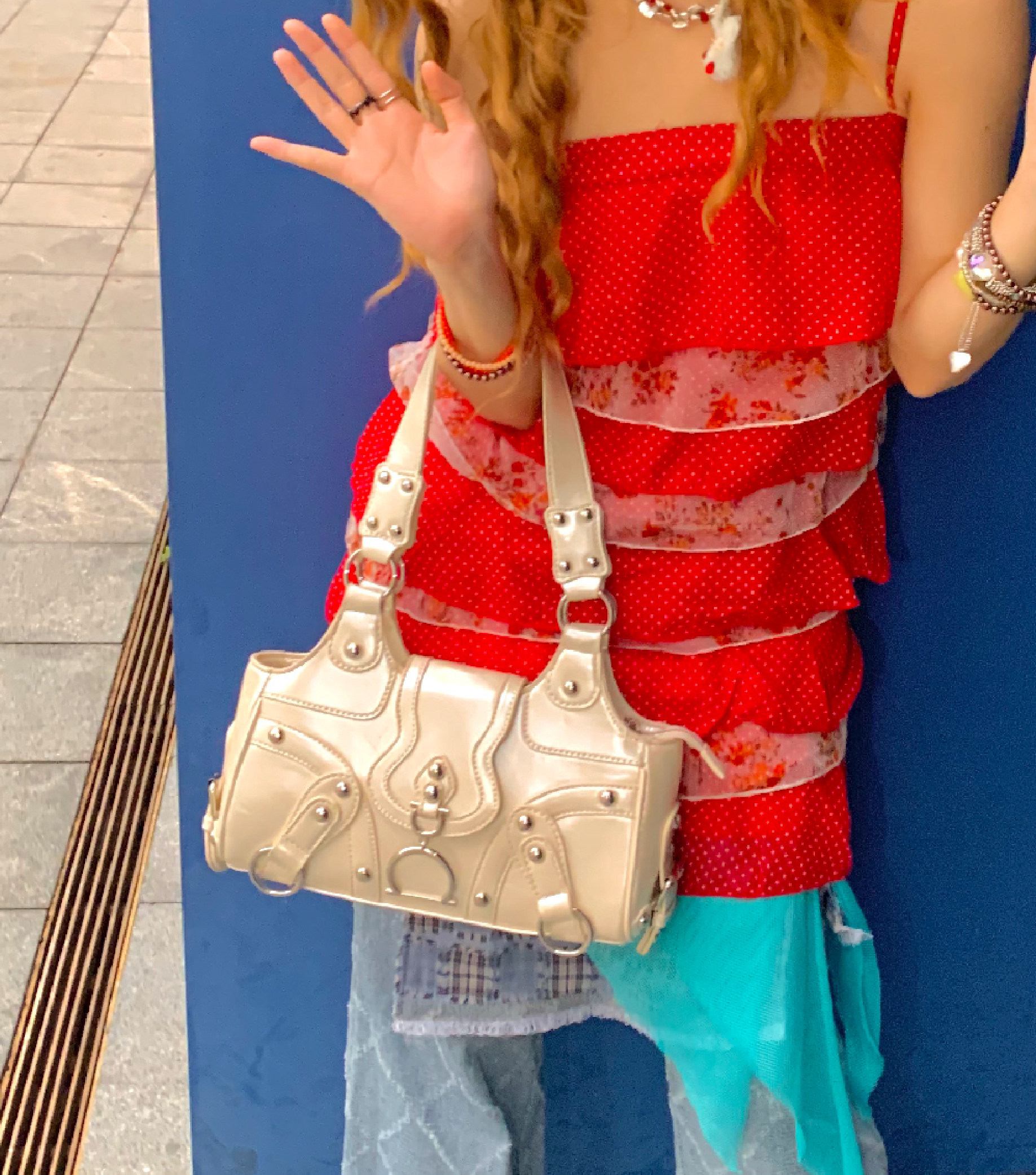 别逃跑 复古千禧风珠光白纯色方形铆钉手提翻盖y2k手拎腋下包