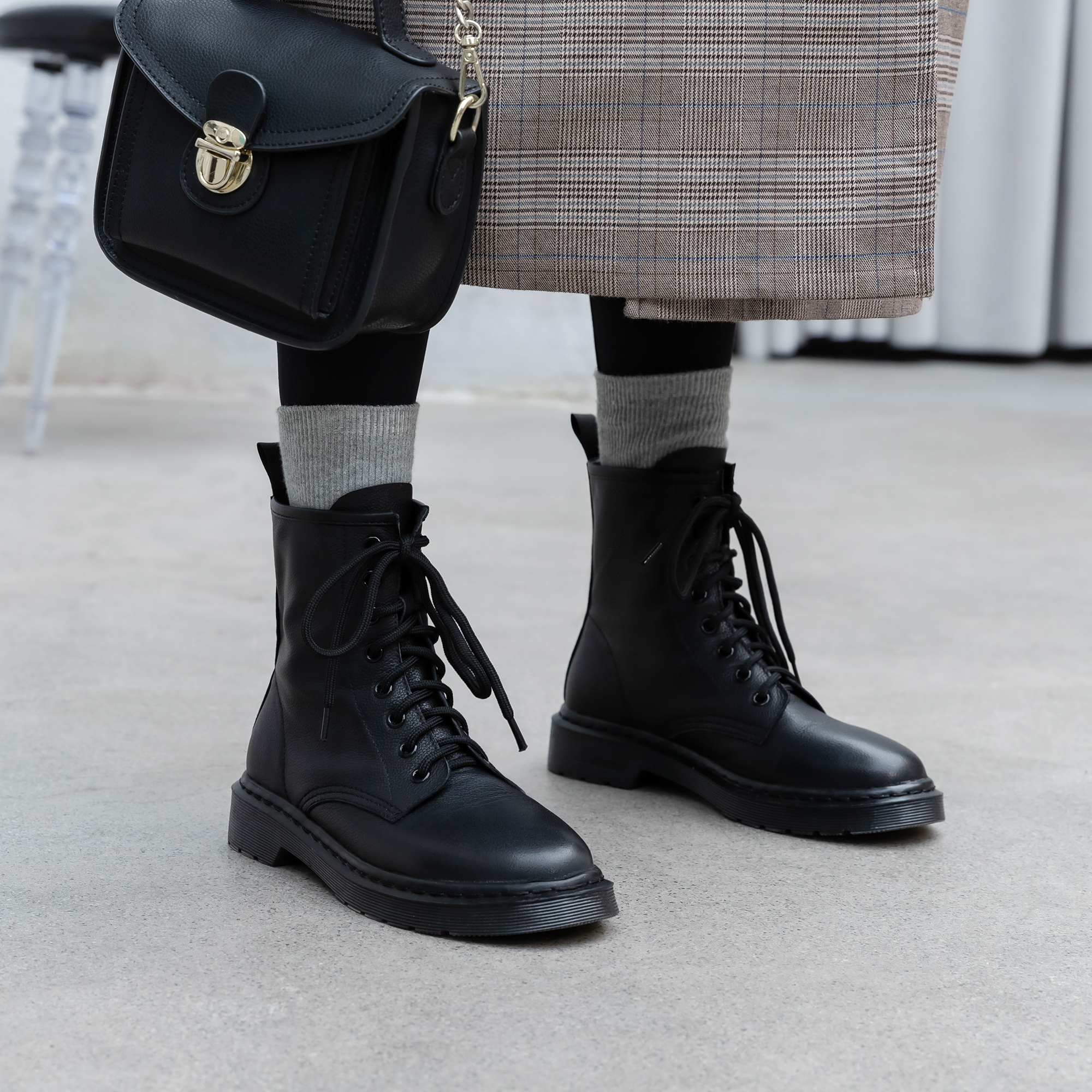 马丁靴女2020秋冬新款英伦风百搭加绒港味圆头黑色短靴子平底真皮