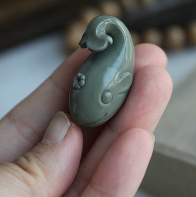 天然玉石保真阿拉善玛瑙瓷蓝料手工雕刻可爱卡通小鲸鱼吊坠