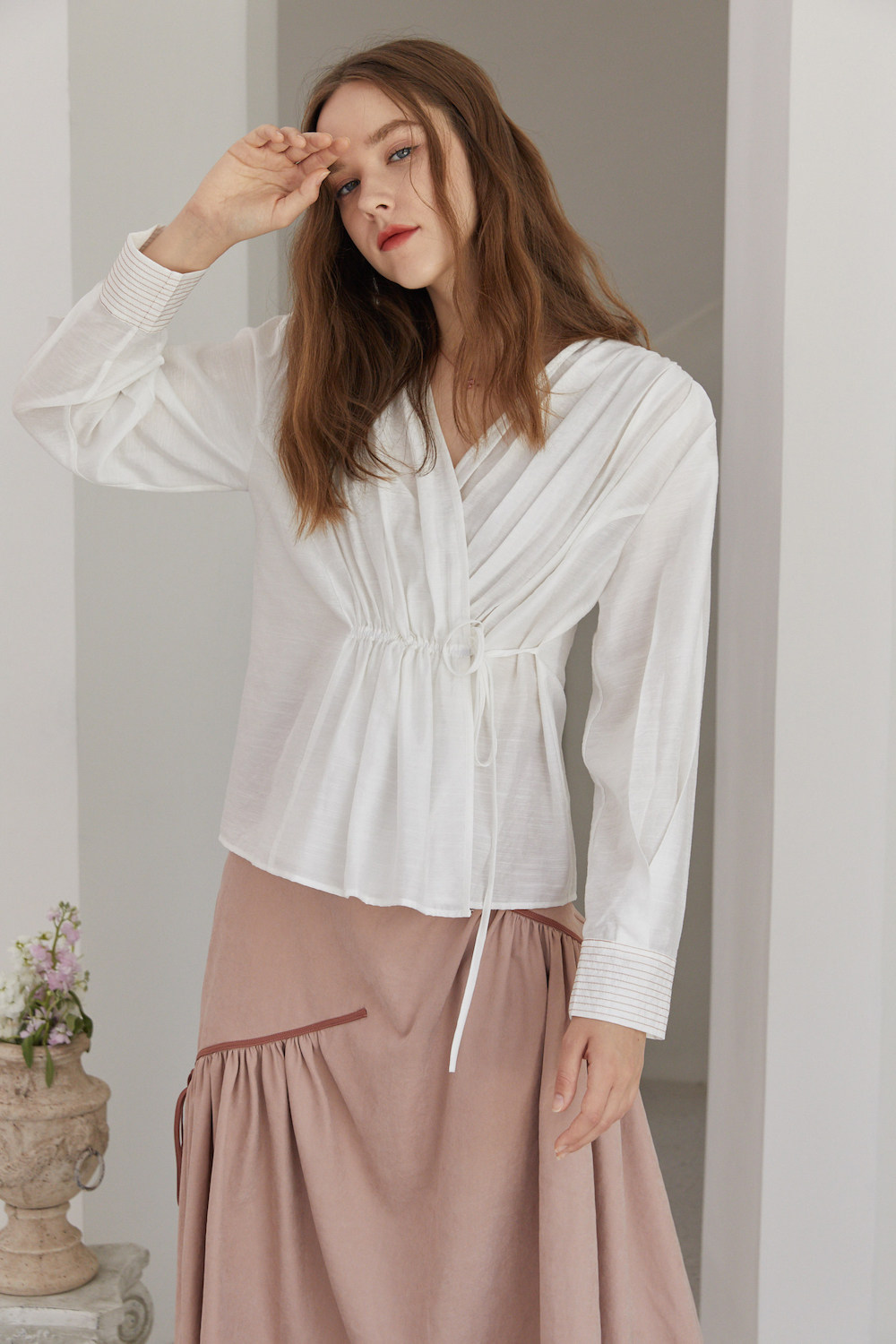 gojo丨设计感小众白色衬衫女收腰长袖v领褶皱上衣压褶2020秋新款