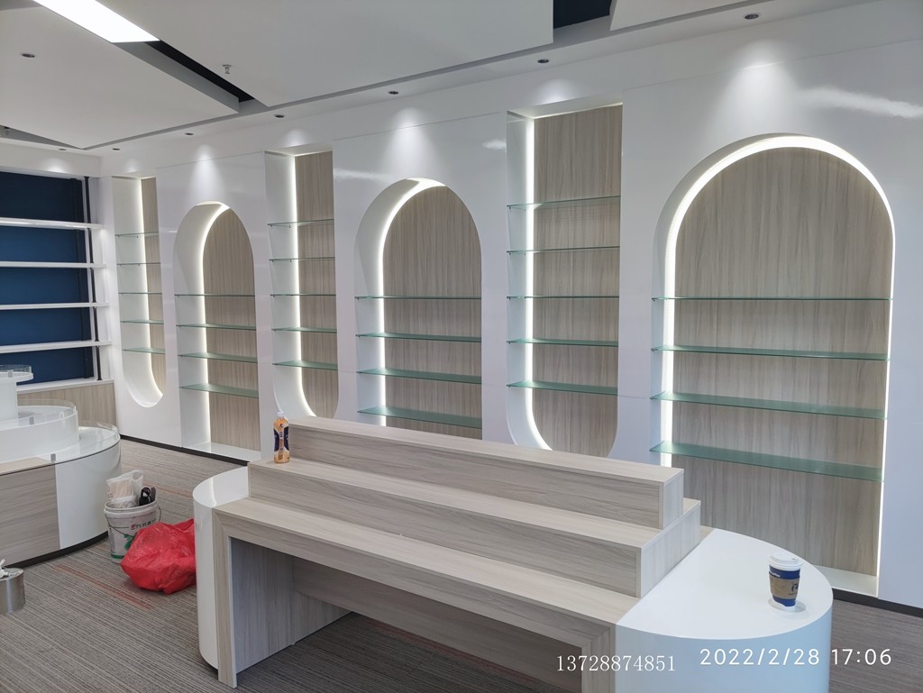 烤漆弧形造型产品展示柜样品室货架异形展柜定做木制油漆阶梯展台