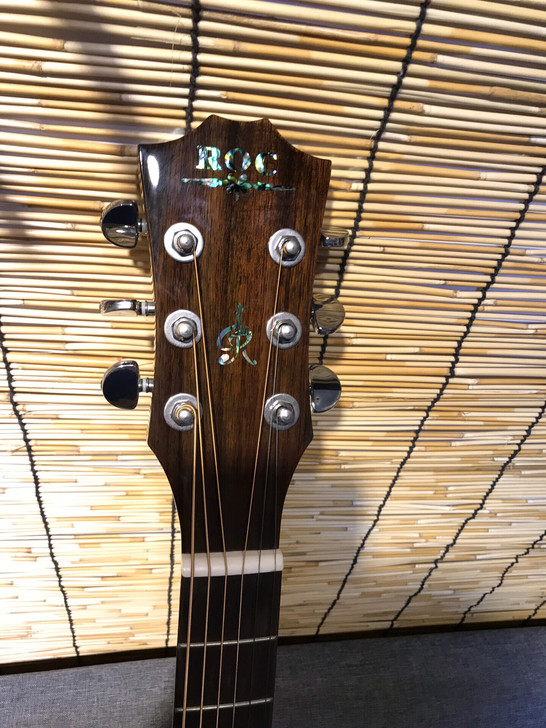 roc云杉单板吉他琴行展示样琴挂了6个多月没有磕碰仅有
