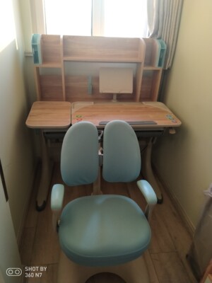 保护视力用护童和2平米书学习桌哪个好？区别在哪里？