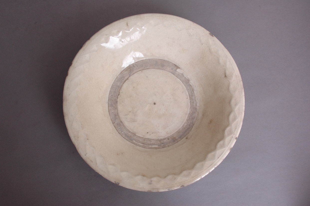 【包老包真能典当】 磁州窑白釉花边大碗