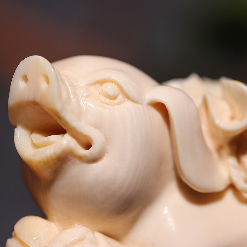 【视频看货】猛犸牙雕 师傅手雕猪小摆件 手把玩件 桌摆件