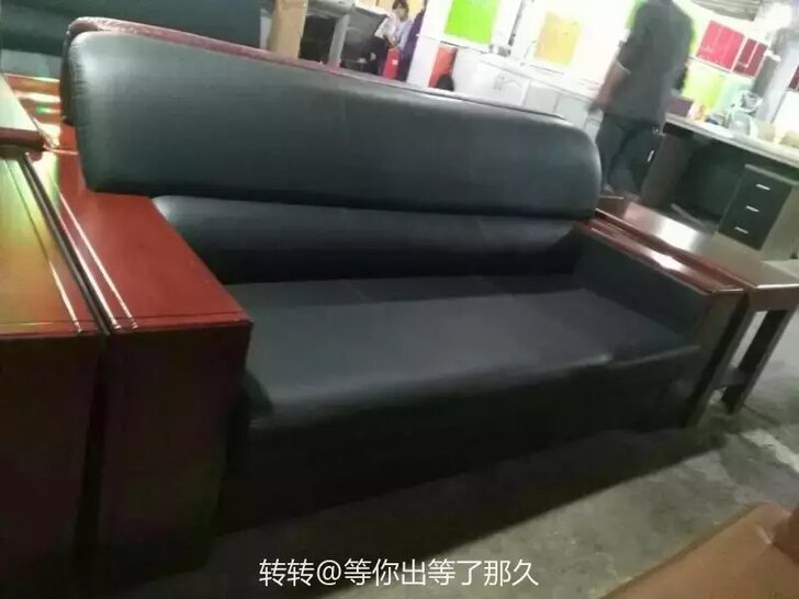 出售家具。沙发都有。办公用品。个人家里用品。