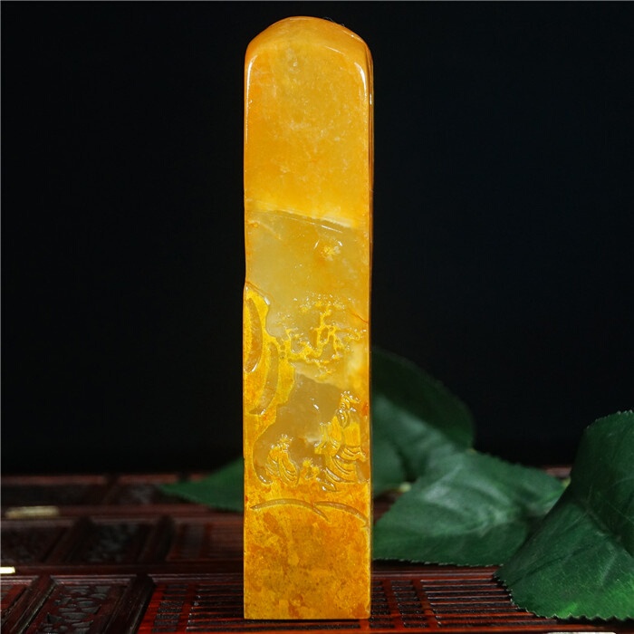 田黄石质润而细无丁无裂雕工精细色泽鲜艳线条流畅寓意好手感好刀感