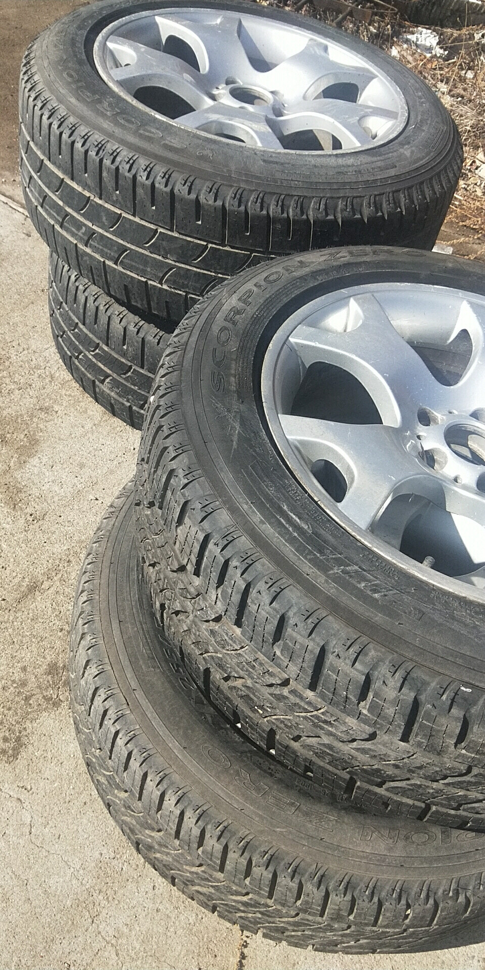 宝马x5的轮胎带钢圈，成色两条9成新，两条8.5新，钢圈没问