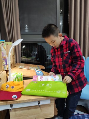 该如何选择?乐仙乐居儿童学习桌怎么样？有实体店吗?