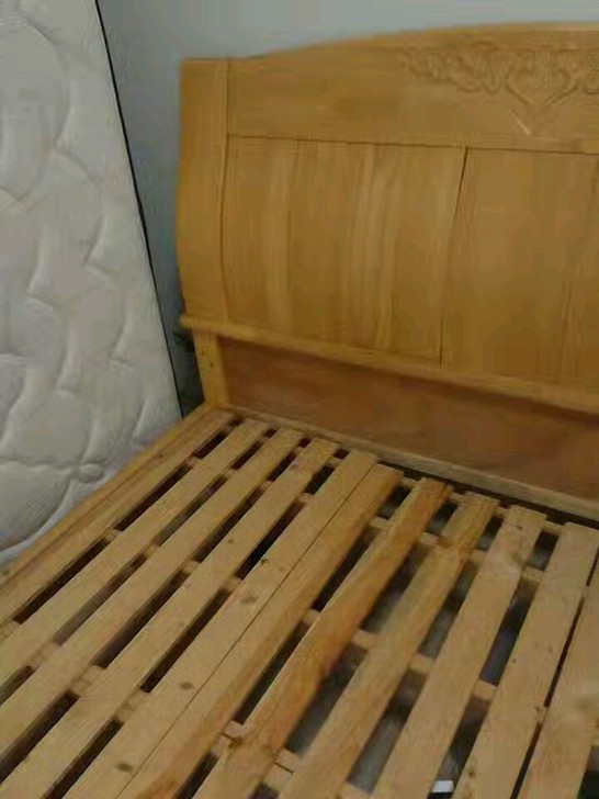 自用实木床，99成新，如图一样，