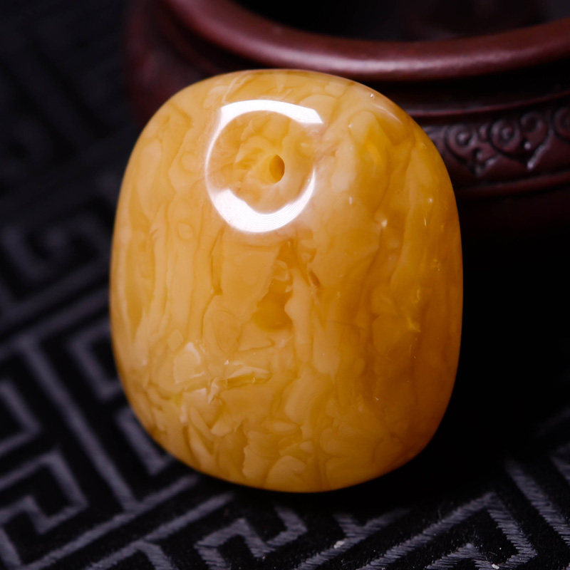 9.19克【强荧光】精美俄鸡油红飘白花蜜蜡随形挂件