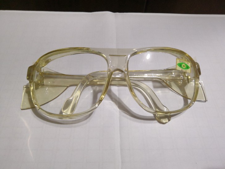 机能透明护目眼镜，透明防风护目镜。淡黄色，颜色如图（实拍）