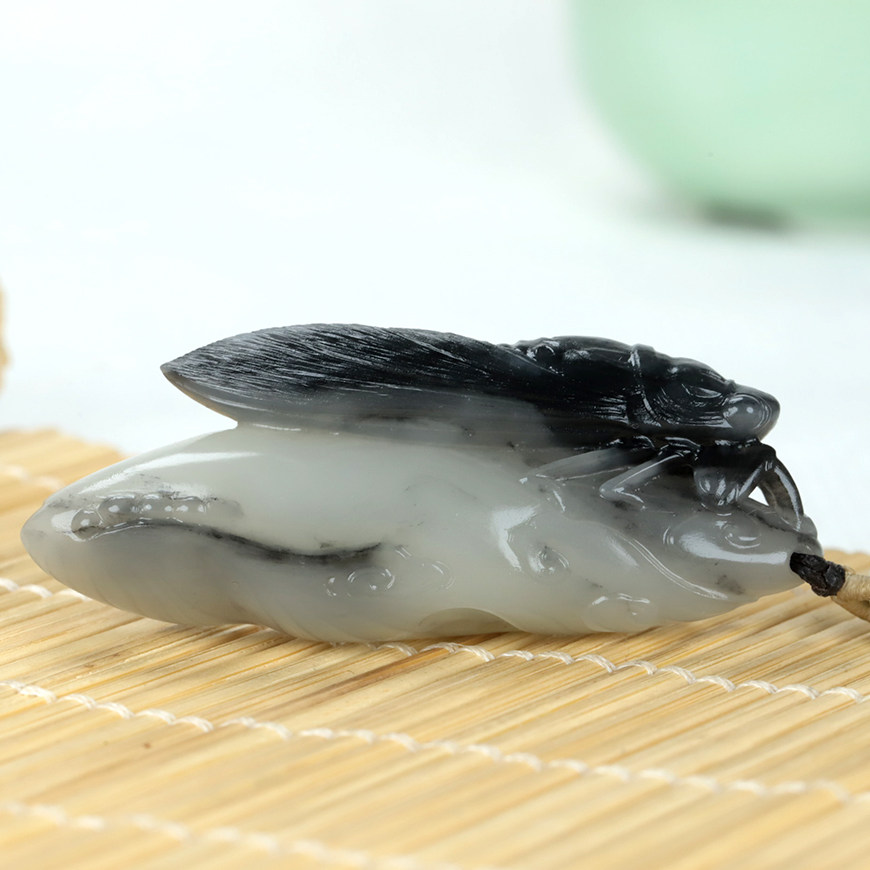 省级玉雕大师丁功博作品新疆和田玉青花籽料一鸣惊人蝉33克挂件ad