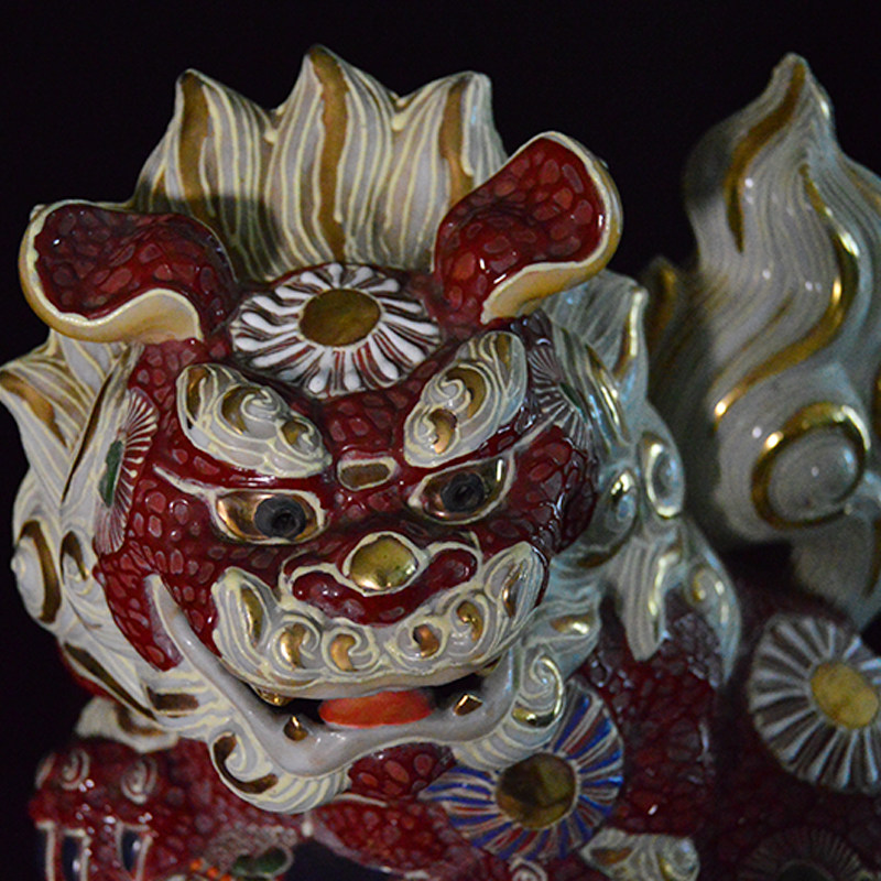 日本九谷烧赤釉金彩降魔狮子
