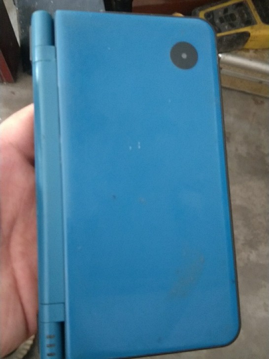 任天堂DS一台，成色如图下，没有充电器和电池，无法开机，内屏