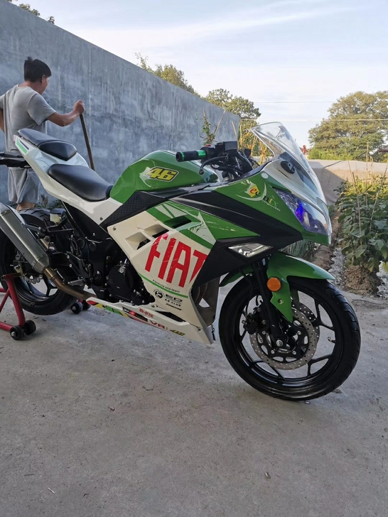 川崎小忍者跑车，手续齐全，电喷双杠水冷400cc,成色崭新，